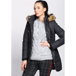 Czarna Kurtka Close. Czarne kurtki damskie marki Born2be, na zimę, xxl, w paski. Za 114,99 zł.