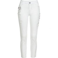 Dżinsy z kamieniami i efektami przetarcia bonprix biały twill. Białe jeansy damskie bonprix. Za 139,99 zł.