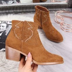 Kowbojki damskie zamszowe z przeszyciami camel Jezzi - camel. Brązowe botki damskie Jezzi, z zamszu, bez obcasa, bez zapięcia. Za 139,99 zł.