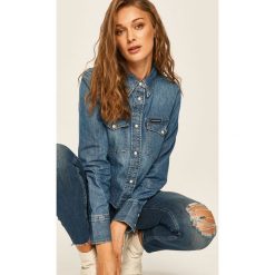 Calvin Klein Jeans - Koszula jeansowa. Niebieskie bluzki damskie Calvin Klein Jeans, na co dzień, s, bez wzorów, z bawełny, klasyczne, z klasycznym kołnierzykiem, z długim rękawem. Za 349,90 zł.