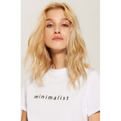 T-shirt z napisem - Biały. Białe t-shirty damskie House, s, z napisami, bez kołnierzyka. W wyprzedaży za 19,99 zł.