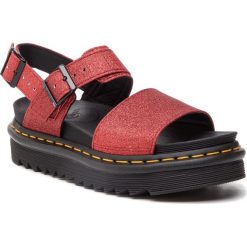 Sandały DR. MARTENS - Voss Gltr 24818602 Red. Czerwone klapki damskie Dr. Martens, bez wzorów, z tworzywa sztucznego, bez obcasa. Za 439,00 zł.