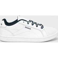 Reebok Classic - Buty. Białe trampki chłopięce Reebok Classic, bez wzorów, z gumy, sportowe, z okrągłym noskiem, na sznurówki. W wyprzedaży za 89,90 zł.