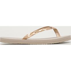 Tommy Hilfiger - Japonki. Niebieskie klapki damskie TOMMY HILFIGER, bez wzorów, z gumy, bez obcasa, na obcasie. W wyprzedaży za 129,90 zł.