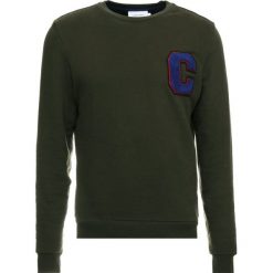 Calvin Klein FRENCH TERRY CBADGE Bluza green. Szare bluzy męskie marki Calvin Klein Jeans, l, z nadrukiem, z bawełny, z kapturem. Za 549,00 zł.
