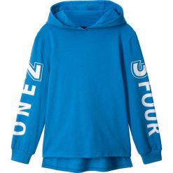 Bluza z kapturem bonprix lodowy niebieski z nadrukiem. Niebieskie bluzy dziewczęce bonprix, z nadrukiem, sportowe, bez rękawów, z kapturem. Za 37,99 zł.