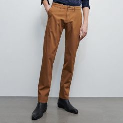 Chinosy ze strukturalnej tkaniny - Brązowy. Pomarańczowe spodnie męskie Reserved, m, bez wzorów, z tkaniny. Za 129,99 zł.