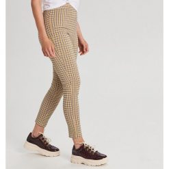 Spodnie chino z wysoką talią - Żółty. Żółte spodnie damskie Cropp, bez wzorów. Za 89,99 zł.