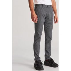 Spodnie w kratkę - Beżowy. Brązowe spodnie męskie Reserved, m, w kratkę. Za 149,99 zł.