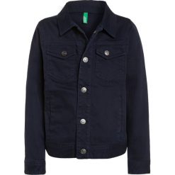 Benetton Kurtka jeansowa dark blue. Niebieskie kurtki męskie jeansowe marki Benetton. W wyprzedaży za 125,10 zł.