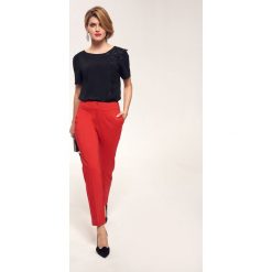 Elegancka bluzka z błyszczącą aplikacją. Czarne bluzki damskie Top Secret, z aplikacjami, eleganckie, z okrągłym kołnierzem, z krótkim rękawem. Za 99,99 zł.