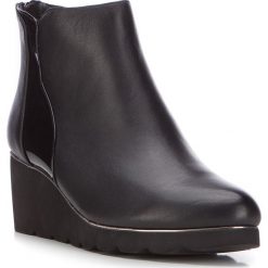 Buty damskie 87-D-915-1. Czarne koturny damskie Wittchen, bez obcasa, na platformie, bez zapięcia. Za 289,00 zł.