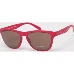 Calvin Klein - Okulary CK3165S. Czerwone okulary przeciwsłoneczne męskie wayfarery marki Calvin Klein, z materiału. W wyprzedaży za 199,90 zł.