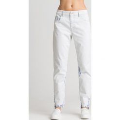 Niebieskie jeansy Neekhol z delikatnymi przetarciami. Niebieskie jeansy damskie Diesel. Za 326,00 zł.
