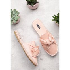 Różowe Klapki Moonstone. Różowe espadryle damskie Born2be, bez wzorów, bez obcasa, na płaskiej podeszwie. Za 49,99 zł.