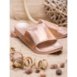 Modne klapki rose gold. Czerwone klapki damskie SMALL SWAN, bez wzorów, ze skóry ekologicznej, bez obcasa. Za 49,90 zł.