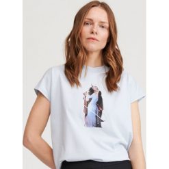 T-shirt z grafiką - Niebieski. Niebieskie t-shirty damskie Reserved, s, bez wzorów, bez kołnierzyka. W wyprzedaży za 15,99 zł.