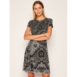 Sukienka codzienna Desigual Paris 20WWVK62. Czarne sukienki damskie Desigual, na co dzień, s, bez wzorów, bez kołnierzyka, bez rękawów, proste. Za 349,00 zł.