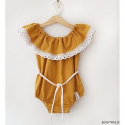 Body typu hiszpanka - musztarda. Białe body niemowlęce Pakamera, w koronkowe wzory, z jersey, bez rękawów. Za 69,00 zł.
