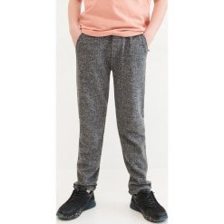 Dzianinowe spodnie chino -. Spodnie męskie Reserved, bez wzorów, z dzianiny. Za 69,99 zł.