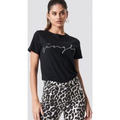NA-KD Trend T-shirt basic Single - Black. Czarne t-shirty damskie marki NA-KD Trend, z nadrukiem, z jersey, z okrągłym kołnierzem. Za 72,95 zł.