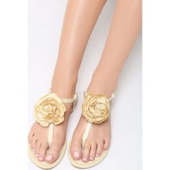 Żółte Sandały Shimmer Heart. Żółte sandały damskie Born2be, bez wzorów, bez obcasa, na płaskiej podeszwie, ze sprzączką. Za 29,99 zł.