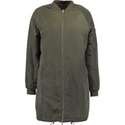 Modström TERRY Kurtka Bomber dark army. Zielone bomberki damskie marki Modström, m, z poliesteru. W wyprzedaży za 367,95 zł.
