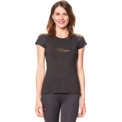 Koszulka funkcyjna w kolorze czarnym. Czarne bluzki sportowe damskie marki Desigual Sport, s, z nadrukiem, z materiału. W wyprzedaży za 130,95 zł.