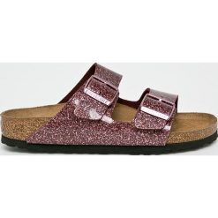 Birkenstock - Klapki Arizona. Fioletowe klapki damskie Birkenstock, bez wzorów, ze skóry, bez obcasa, na płaskiej podeszwie. W wyprzedaży za 239,90 zł.