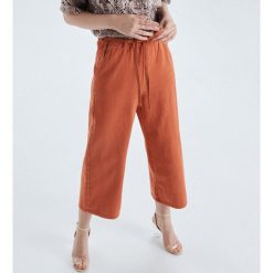 Jeansowe spodnie culotte - Brązowy. Pomarańczowe spodnie damskie Cropp, z jeansu. W wyprzedaży za 29,99 zł.