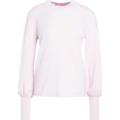 81hours Studio STANDUP NECK BALLON Sweter rosy powder. Różowe bluzy damskie marki 81hours Studio, m, bez wzorów, z kaszmiru, bez rękawów, bez kaptura. W wyprzedaży za 483,60 zł.