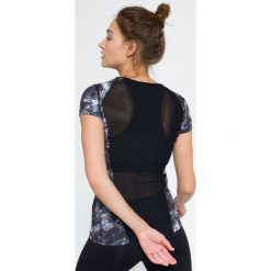 Koszulka treningowa damska TSDF114 - multikolor - 4F. Czarne topy sportowe damskie marki 4f, s, z dzianiny, z dekoltem na plecach. Za 59,99 zł.
