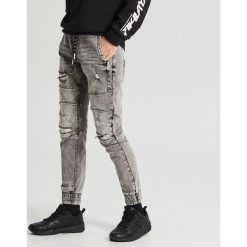 Jeansy jogger z przeszyciami - Jasny szary. Szare jeansy męskie Cropp, m, bez wzorów. Za 139,99 zł.