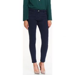 Spodnie damskie z efektem shape up. Spodnie damskie na zimę, z tkaniny. W wyprzedaży za 49,99 zł.