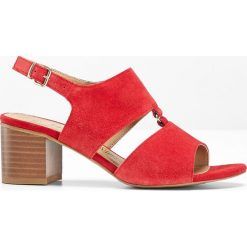 Sandały skórzane bonprix czerwony. Czerwone sandały damskie bonprix, bez wzorów, eleganckie, bez obcasa, na obcasie, ze sprzączką. Za 139,99 zł.