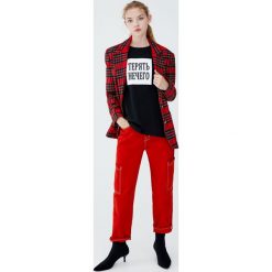 Koszulka z napisem po rosyjsku. Czarne koszulki damskie Pull&Bear, z napisami, bez kołnierzyka, z krótkim rękawem. Za 39,90 zł.