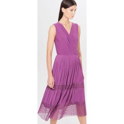 Plisowana midi sukienka - Fioletowy. Fioletowe sukienki damskie Mohito, xs, midi. W wyprzedaży za 59,99 zł.