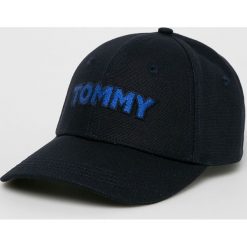 Tommy Hilfiger - Czapka. Niebieskie czapki damskie z bawełny. W wyprzedaży za 119,90 zł.