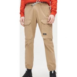 Joggery z kieszeniami cargo - Brązowy. Pomarańczowe spodnie męskie Cropp, m. Za 149,99 zł.