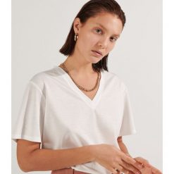 Gładki T-shirt z dekoltem V - Biały. Białe t-shirty damskie Reserved, s, bez wzorów, bez kołnierzyka. Za 49,99 zł.