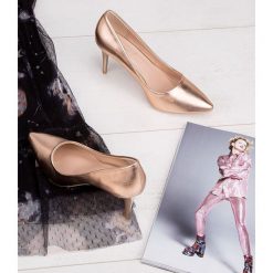 Czółenka damskie Ideal Shoes P-6344 Szampańskie. Czółenka damskie Ideal Shoes, bez wzorów, z tworzywa sztucznego, na wysokim obcasie, na szpilce. Za 89,00 zł.