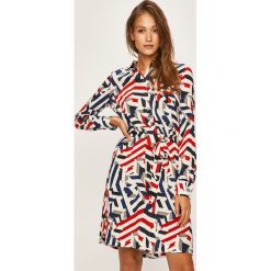 Tommy Hilfiger - Sukienka. Białe sukienki damskie TOMMY HILFIGER, na co dzień, w paski, z wiskozy, casualowe, bez kołnierzyka, z długim rękawem, długie, mini, proste. W wyprzedaży za 499,90 zł.