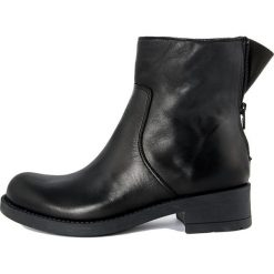 Skórzane botki "Lisa" w kolorze czarnym. Czarne botki damskie Bluetag, Gusto, bez obcasa, bez zapięcia. W wyprzedaży za 276,95 zł.