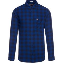Koszula Tommy Jeans Sustainable Gingham DM0DM07140. Niebieskie koszule męskie Tommy Jeans, xl, bez wzorów, z bawełny, casualowe, bez kołnierzyka, bez rękawów. W wyprzedaży za 169,00 zł.