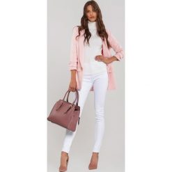 Ciemnoróżowa Torebka Acireale. Różowe torebki klasyczne damskie Renee, w paski, eleganckie, na ramię, duże, bez dodatków. Za 129,99 zł.