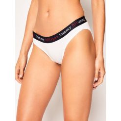 Figi klasyczne TOMMY HILFIGER UW0UW02201. Białe figi damskie TOMMY HILFIGER, m, bez wzorów, z elastanu. W wyprzedaży za 79,00 zł.