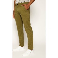 Spodnie materiałowe Tommy Jeans Tjm Scanton Chino DM0DM06518. Zielone jeansy męskie Tommy Jeans, m, bez wzorów, z elastanu. Za 389,00 zł.