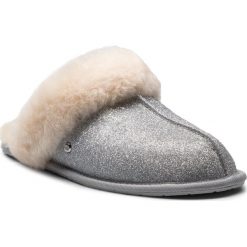 Kapcie UGG - Scuffette II Sparkle 1100177 W/Slvr. Szare klapki damskie marki Ugg, z aplikacjami, z wełny, bez obcasa. W wyprzedaży za 339,00 zł.