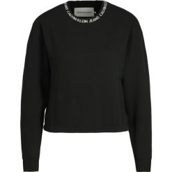 Bluza Calvin Klein Jeans Cropped Logo Collar J20J211489. Czarne bluzy damskie Calvin Klein Jeans, s, bez wzorów, z bawełny, bez rękawów, bez kaptura. W wyprzedaży za 289,00 zł.
