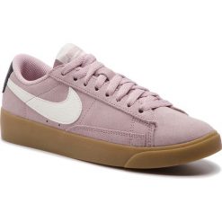 Buty NIKE - Blazer Low Sd AV9373 500 Plum Chalk/Sail/Oil Grey. Różowe buty sportowe damskie Nike, ze skóry. W wyprzedaży za 299,00 zł.